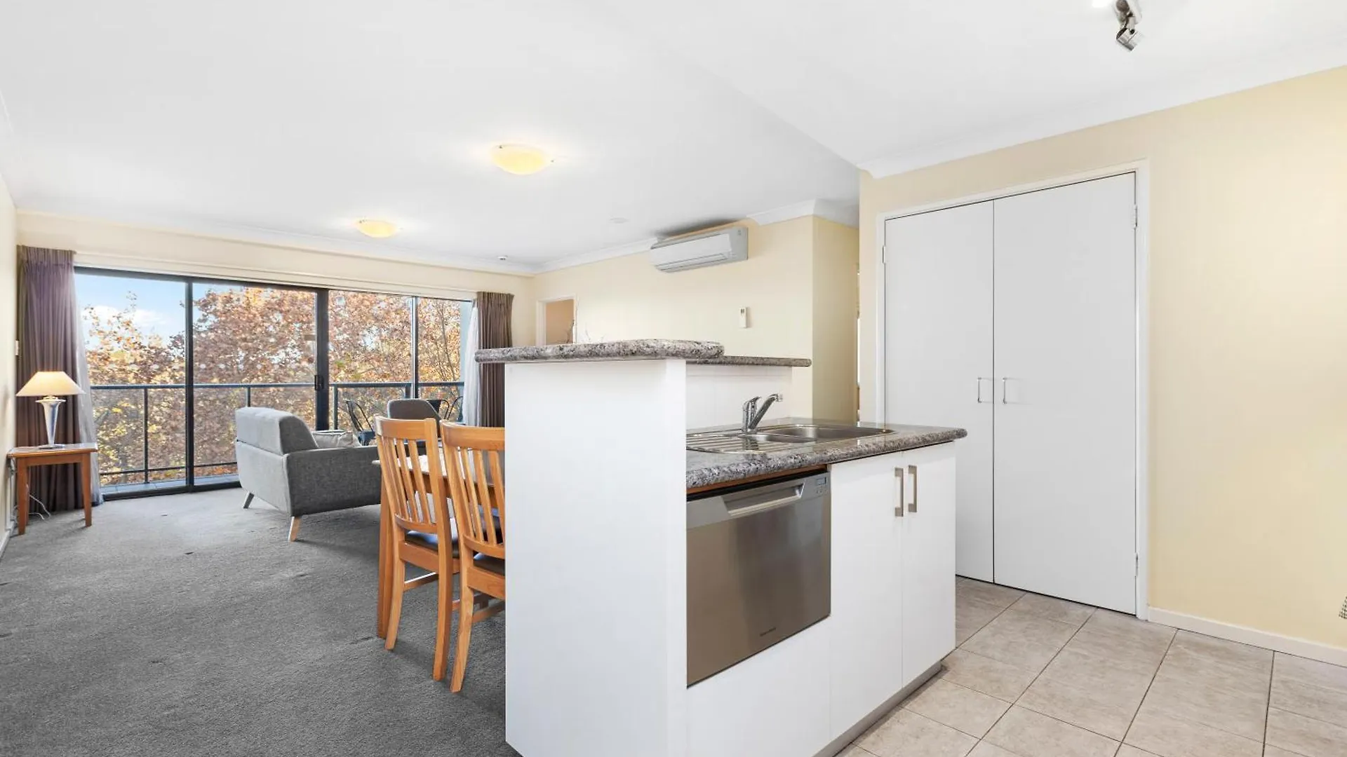 Apartment Executive Apartment, Parking, Pool In Perth Australia