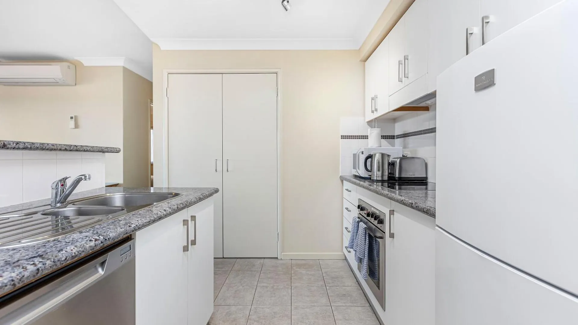 Apartment Executive Apartment, Parking, Pool In Perth