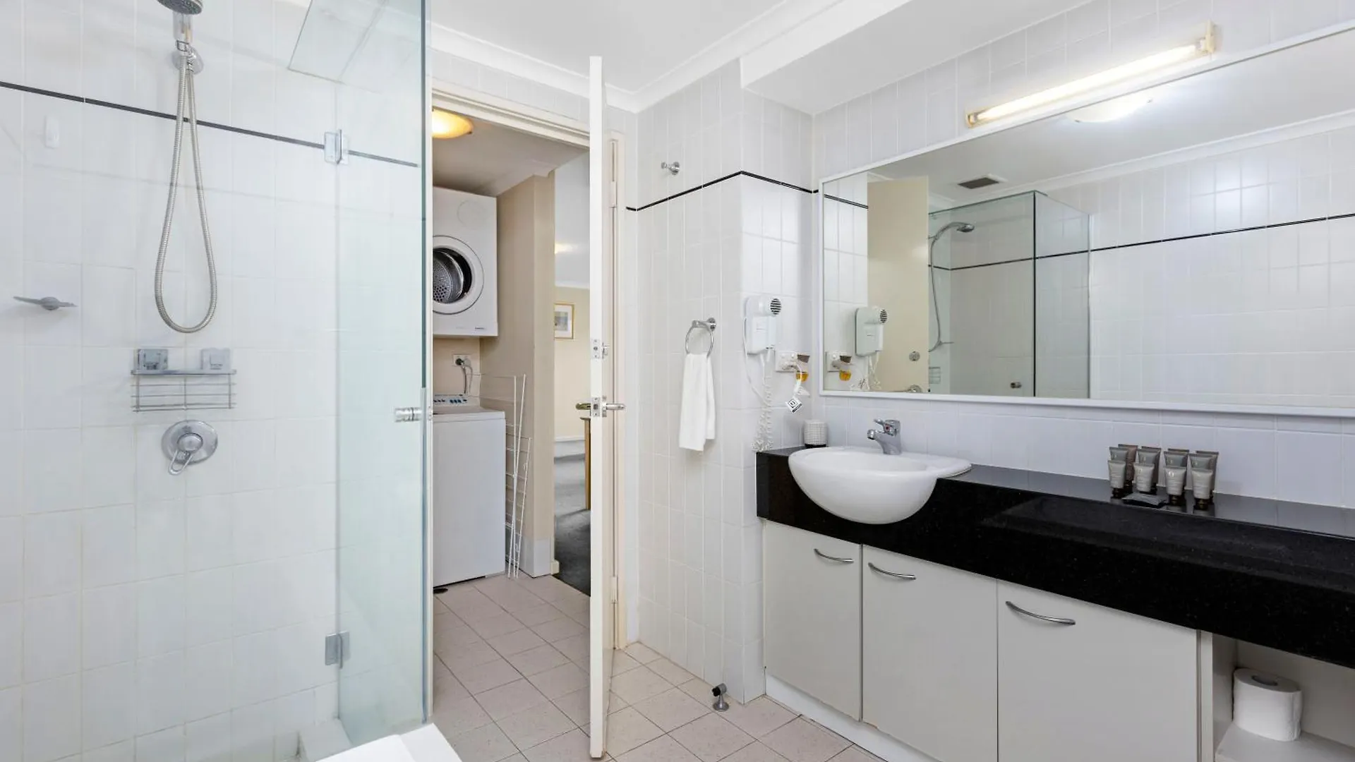 Executive Apartment, Parking, Pool In Perth 0*,